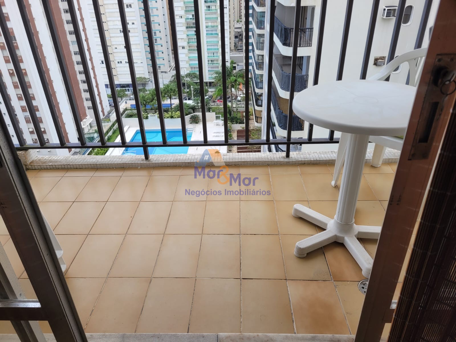 Apartamento na Praia das Pitangueiras, Guarujá - SP