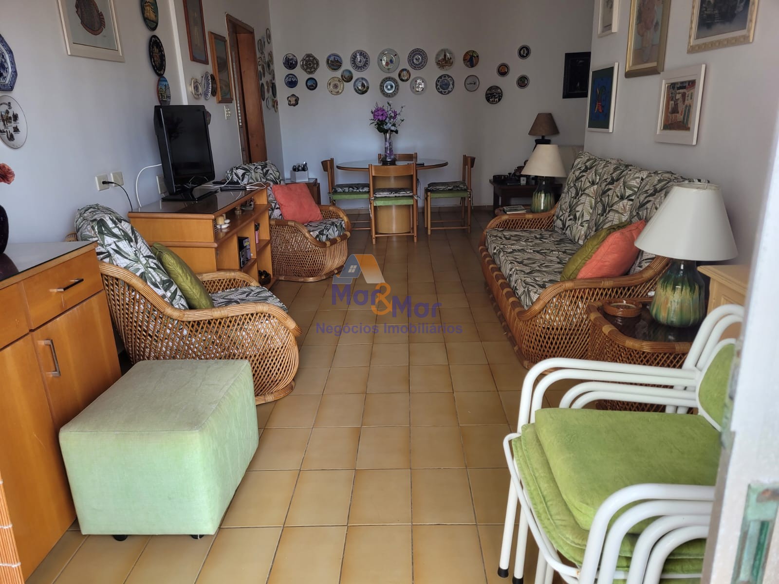 Apartamento na Praia das Pitangueiras, Guarujá - SP