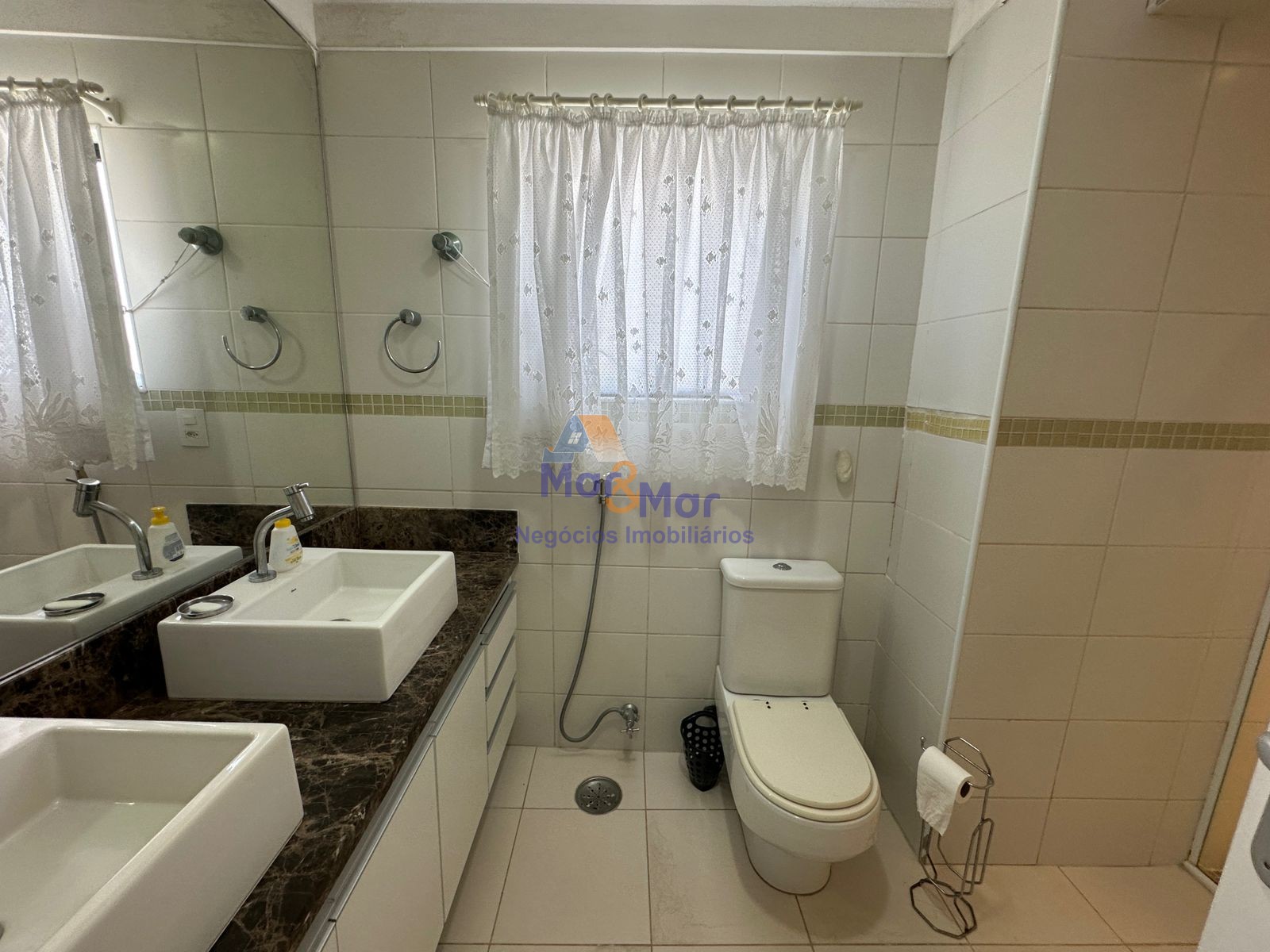 Apartamento na Praia das Pitangueiras, Guarujá - SP