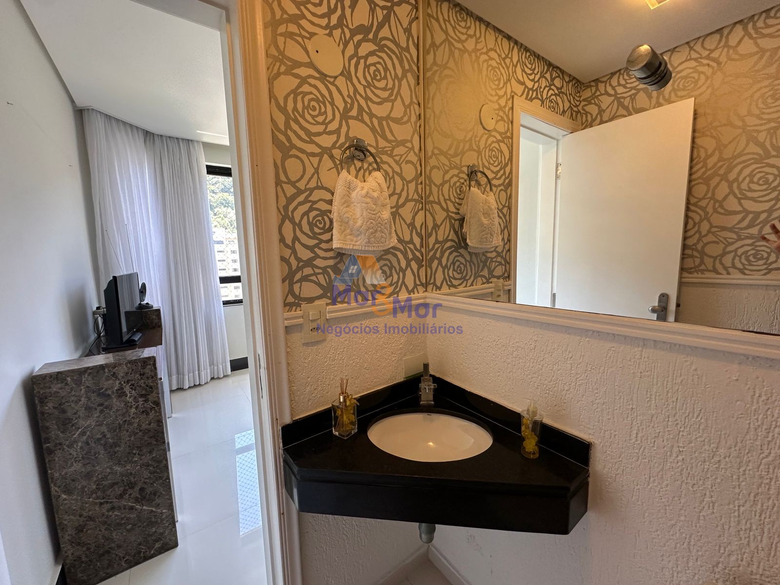 Apartamento na Praia das Pitangueiras, Guarujá - SP