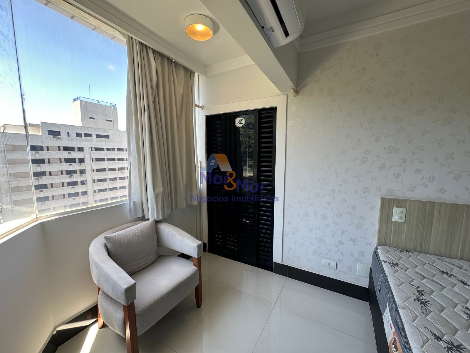 Apartamento na Praia das Pitangueiras, Guarujá - SP
