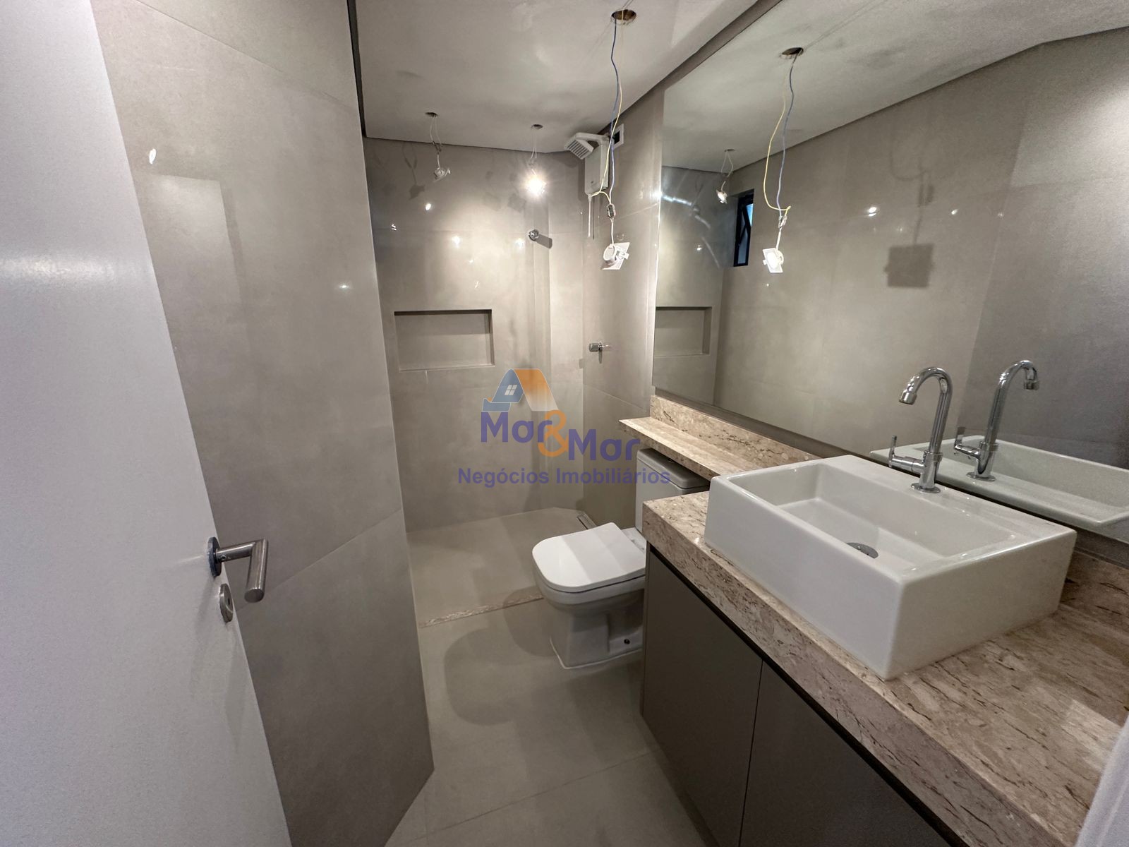 Apartamento na Praia da Enseada, Guarujá - SP