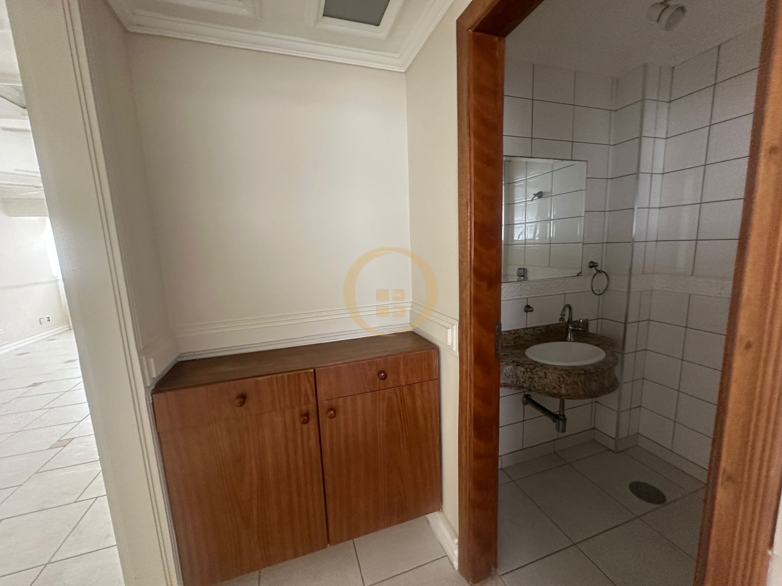 Apartamento à 50 Metros da Praia da Pitangueiras, Guarujá-SP